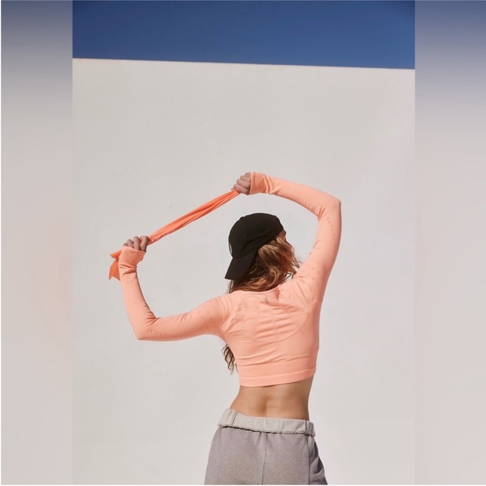 FP Movement by Free People Peach Long Sleeve Cropped Seamless Top NWOT - Picture 3 of 10